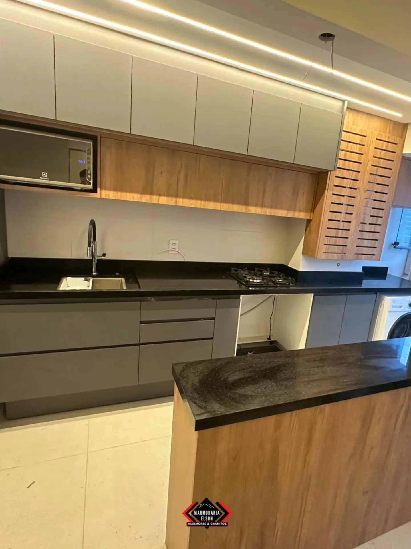Cozinha com bancada preta
