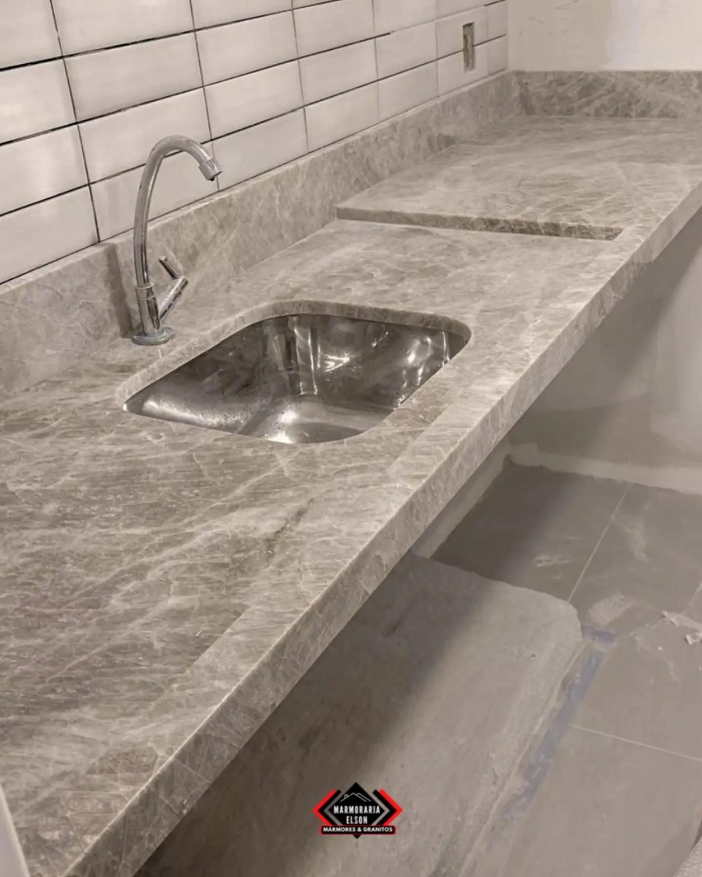 Bancada cinza com cuba inox