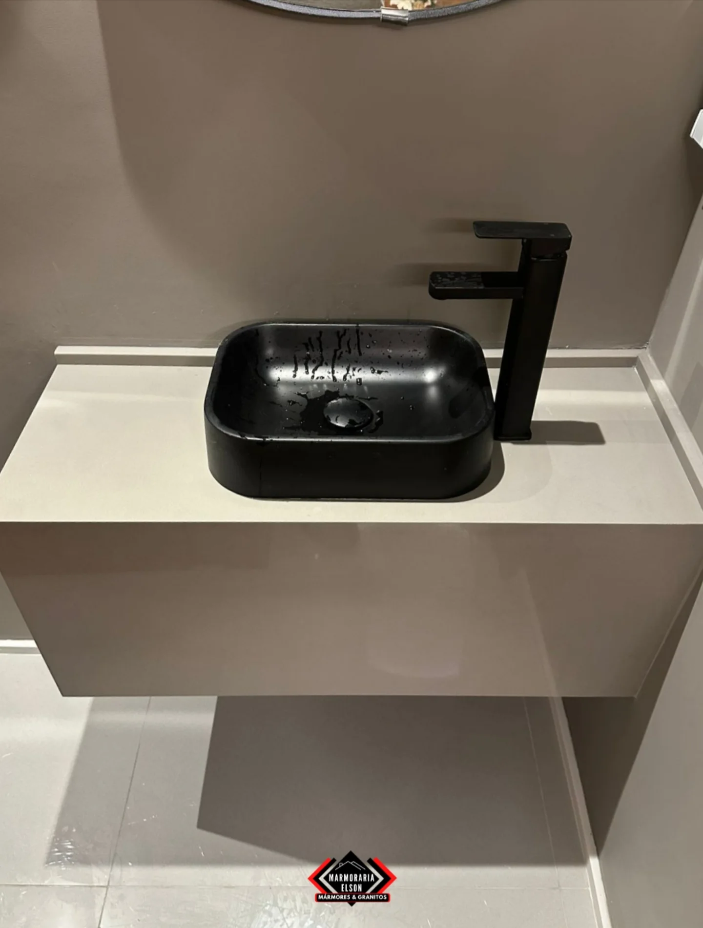 Lavabo com bancada suspensa