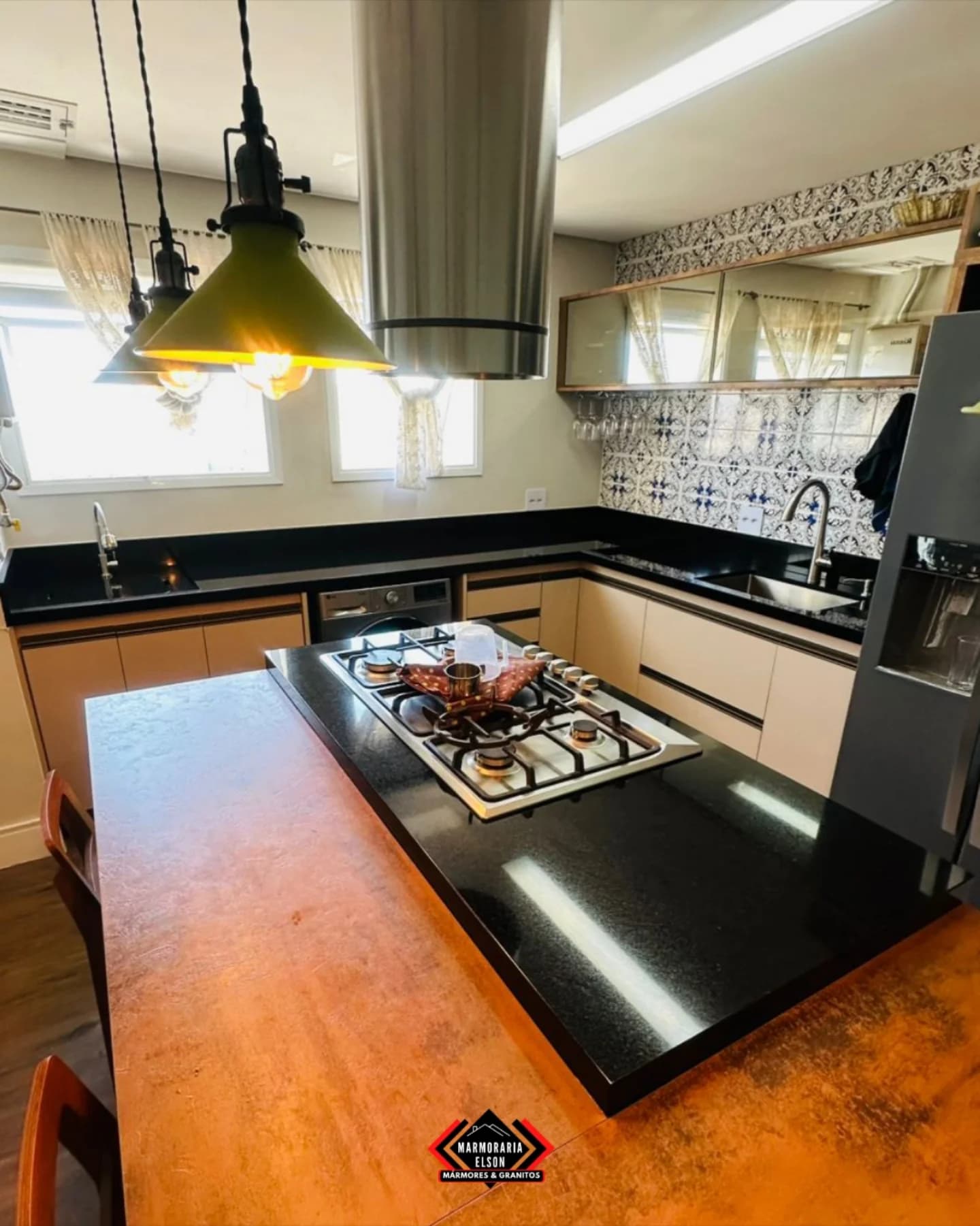 Ilha com cooktop em granito preto