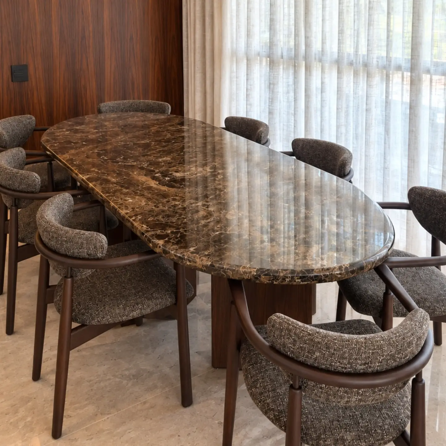 Mesa oval em mármore marrom